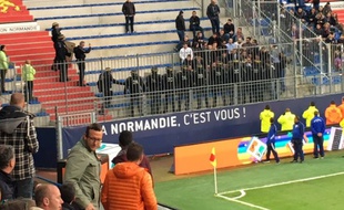 Les CRS juste devant les ultras nantais avant la pause.