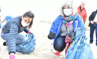 Brune Poirson, la secrétaire d’État auprès de la ministre de la Transition écologique, a participé le dimanche 7 juin 2020 à une collecte des déchets sur une plage du CapFerret.