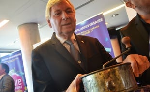 Gérard Dorey, le président du concours Lépine et le presse-purée, popularisé par l'institution.