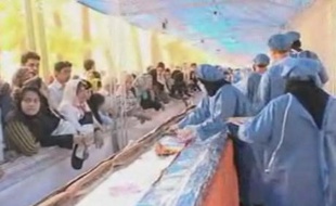 Le plus long sandwich du monde... avant qu'il ne disparaisse ingurgité par la foule.