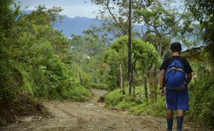 Sebastian Duque, un colombien de 9 ans sur le chemin de l'école bâtie dans une zone minée à Cocorna, le 27 mai 2015