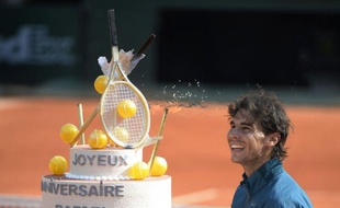 L'Espagnol Rafael Nadal, tête de série N.3, a fêté dignement son 27e anniversaire en se qualifiant lundi pour les quarts de finale de Roland-Garros, grâce à une victoire rapide sur le Japonais Kei Nishikori (N.13) en trois sets 6-4, 6-1, 6-3.