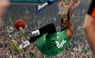 Il y aura deux énormes chocs en quarts de finale de l'Euroligue de basket à partir de la semaine prochaine entre Barcelone et le Panathinaïkos d'une part et le Real Madrid et le Maccabi Tel-Aviv de l'autre, selon les résultats de la 14e et dernière journée du Top 16 jeudi.