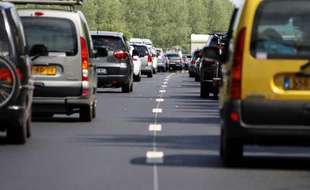 Les routes françaises connaîtront encore un fort trafic ce week-end, avec désormais plus de retours que de départs en vacances, prévient Bison Futé, qui voit samedi en orange au niveau national, et rouge dans la moitié sud.
