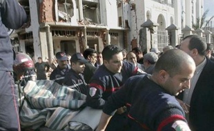 Les deux attentats à la voiture piégée perpétrés mardi à Alger ont fait 37 morts, selon un niveau bilan officiel diffusé vendredi par le ministère algérien de l'Intérieur.