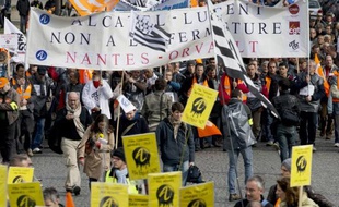 Le directeur général de l'équipementier en télécommunications Alcatel-Lucent, Michel Combes, a défendu mardi le plan de restructuration, qui prévoit 10.000 suppressions nettes de postes dans le monde, pendant qu'au moins un millier de salariés, soutenus par des leaders syndicaux, manifestait à Paris.