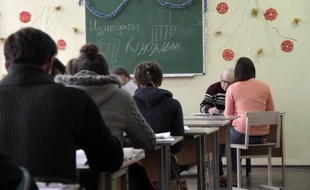 Photo extraite d'une vidéo AFP montrant des étudiants à l'université de Donetsk, dans l'est de l'Ukraine, le 24 décembre 2014