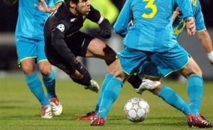 Lyon n'a pas gagné le match à ne pas perdre face au Barça. Même dans sa période trouble et ses problèmes internes à répétition, le Barça reste redoutable. Bousculé par une formation pourtant amputée de Ronaldinho en début de match, laissé sur le banc par Rijkaard, Lyon a souffert mais a su revenir après avoir été mené deux fois grâce à un doublé de Juninho (coup franc et penalty).