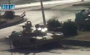 Capture d'écran d'une vidéo diffusée sur Youtube le 1er août 2011 montrant des chars de l'armée syrienne dans la ville de Hama (Syrie).