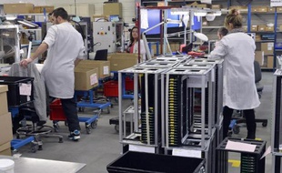 Des employés travaillent dans une usine de détecteur de fumée le 19 février 2014 à Mignac Morvan, en Ille-et-Vilaine