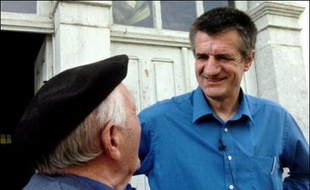 Le député Jean Lassalle, figure emblématique de l'UDF depuis son combat pour l'emploi dans la vallée d'Aspe, paye sa fidélité à François Bayrou d'une triangulaire difficile où il est menacé par un candidat que l'UMP a lancé à la conquête de son fief pyrénéen.