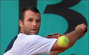 Le Français Marc Gicquel, 42e mondial, a battu l'Argentin David Nalbandian (tête de série N.7) 5-7, 6-2, 6-4, mardi au premier tour du tournoi de tennis sur gazon de Halle (ouest).