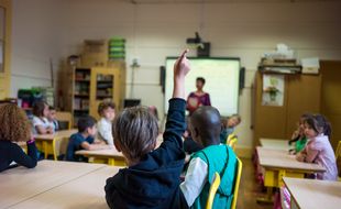 Un enfant lève la main, dans une école parisienne, le 2 septembre 2014.