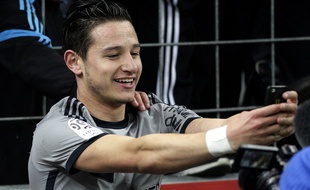 Florian Thauvin prend un selfie lors de Lens-OM le 22 mars 2015