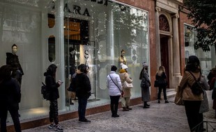 Des Athéniens font la queue pour pouvoir entrer dans un magasin, le 18 janvier 2021.