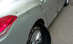 La voiture criblée de balles de Regina et Francisco Murmura, cible d'une fusillade le samedi 1 octobre à Niteroi, non loin de Rio (Brésil)