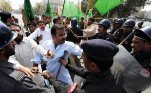 Le principal leader de l'opposition pakistanaise, Nawaz Sharif, a défié dimanche l'assignation à résidence qui le frappe afin de rejoindre ses partisans, déterminés à rallier lundi la capitale Islamabad pour une grande manifestation interdite.