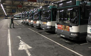 Un adolescent de 15 ans a été interpellé et placé en garde à vue après l'incendie d'un bus de la RATP samedi soir dans le nord de Paris, près de la porte d'Asnières, a-t-on appris dimanche de source policière