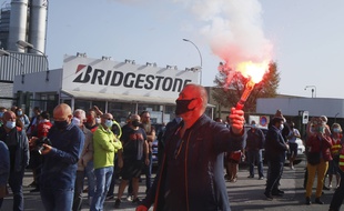 Devant l'usine Bridgestone de Béthune, mercredi.