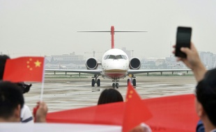 Le premier avion régional chinois ARJ21-700 acclamé à son arrivée à l'aéroport de Shanghai à l'issue de son vol inaugural, le 28 juin 2016