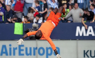 Carlos Kameni, le gardien de Malaga, est un acrobate.