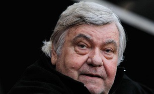 Louis Nicollin, le président du club de Montpellier, le 7 mai 2012 pendant le match contre Rennes.