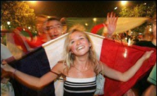 Alors que les Bleus avaient entamé le tournoi dans le scepticisme de leurs supporteurs, les scènes de samedi soir rappelaient beaucoup celles de 1998 quand la France avait remporté la Coupe du monde chez elle.