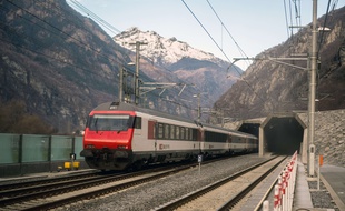 Un train de voyageurs entre dans le portail sud du tunnel ferroviaire du Gotthard entre Erstfeld et Pollegio, à Pollegio, en Suisse, le dimanche 11 décembre 2016...