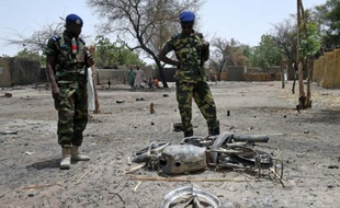 Des gendarmes tchadiens sur le lieu d'une attaque des islamistes de Boko Haram à N'Gouboua, près du lac Tchad, au Tchad le 6 avril 2015