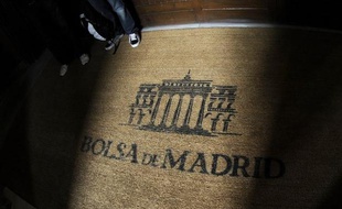 L'Espagne a levé jeudi 2,516 milliards d'euros lors d'une émission obligataire à trois et cinq ans, la première depuis la dégradation de deux crans de sa note souveraine par Standard & Poor's, et sans surprise ses taux d'intérêt ont donc grimpé.