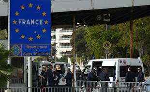 Des policiers postés à la frontière entre la France et l'Italie à Menton en 2015 (Illustration)