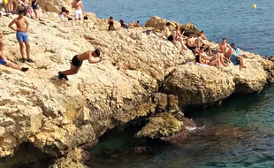 Un adolescent plonge dans la mer, ici à Malmousque, à Marseille (photo d'illustration).