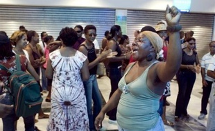 Après l'accord de sortie de crise en Guadeloupe, le "collectif contre l'exploitation" (LKP), maintenait la pression pour une application générale de l'augmentation des bas salaires, alors que des négociations ont commencé à La Réunion pour tenter d'éviter un conflit semblable.