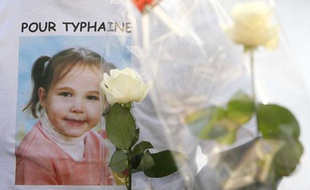 A l'initiative de la famille de Francois Taton, le père biologique de la petite Typhaine, 500 personnes ont participé à un hommage à la petite Typhaine à Mons-en -Baroeul, dans la métropole Lilloise, le 20 décembre 2009.
