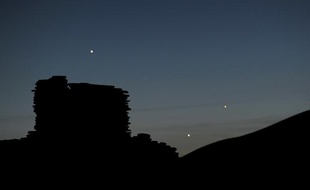 Le regroupement de Jupiter (à gauche), Vénus (au centre) et Mercure (à droite), le 24 mai 2013, dans le ciel de l'Arizona (Etats-Unis).