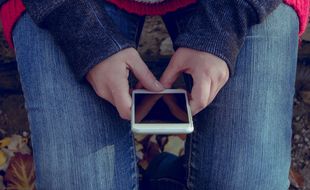 Envoi d'un SMS. Illustration.