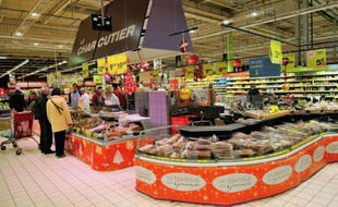 Une charcuterie dans un supermarché à Faches-Thumesnil en décembre 2012