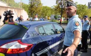 Un véhicule de police dans lequel se trouve un jihadiste présumé, quitte Lodève, (Hérault) pour se rendre à Montpellier, le 24 septembre 2014