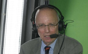Thierry Roland au micro lors d'un match de l'OM