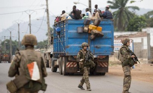 La présence militaire française était massive vendredi dans les rues de Bangui où des tirs ont encore retenti durant la nuit, alimentant la confusion parmi la population, le bilan des violences ne cessant de s'alourdir.
