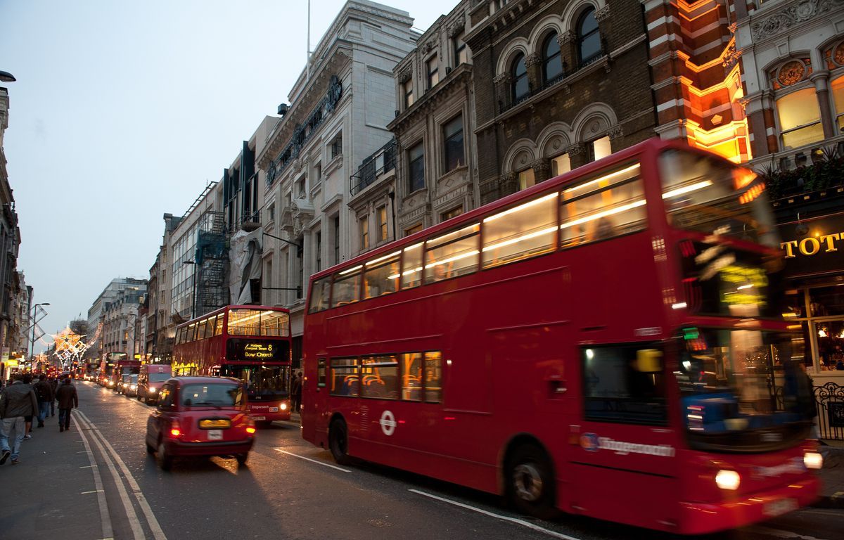 Londres : Deux billes géantes dévalent une rue, emportées par le vent