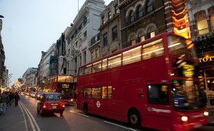 Un bus à deux étages dans une rue de Londres.