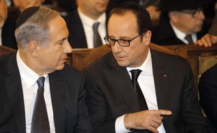 Benjamin Netanyahu (g) et François Hollande participent le 11 janvier 2015 à la Grande synagogue de Paris à l'hommage aux victimes des attentats qui ont fait 17 victimes en France