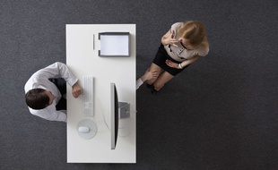 Illustration d'une femme harcelée sexuellement au travail.