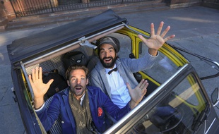 Strasbourg le 9 septembre 2015-Muammer Yilmaz (avec un foulard sur la tête) et Milan Bihlmann partent faire le tour de la France sans argent et en 2 CV