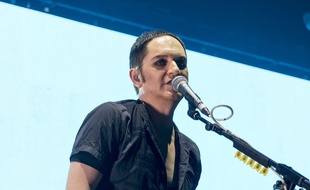 Le chanteur Brian Molko de Placebo sur la scène de l'Edinburgh Usher Hall cette année