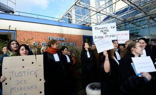 Des magistrats et des fonctionnaires du barreau de Bobigny manifestent devant le tribunal le 15 février 2016 pour alerter contre le manque de moyens de leurs profession