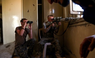 Un tireur d'élite américain et un combattant britannique gardent un poste à la périphérie de Raqa le 27 juin 2017; AFP PHOTO / DELIL SOULEIMAN