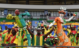Des supporteurs du Togo et de la Côte d'Ivoire soutiennent leur équipe, lors de la CAN 2017 à Oyem, au Gabon, le 16 janvier 2017.