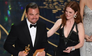 Leonardo DiCaprio reçoit son Oscar du meilleur acteur des mains de l'actrice Julianne Moore, le 28 février 2016 à Hollywood